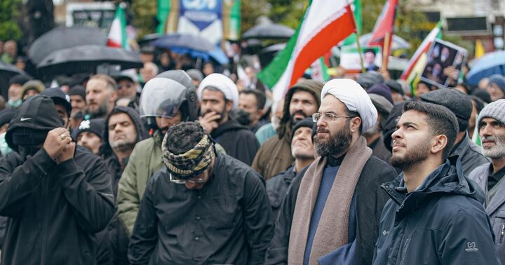 بیعت ساروی ها زیر باران با رهبر سوم انقلاب اسلامی ایران