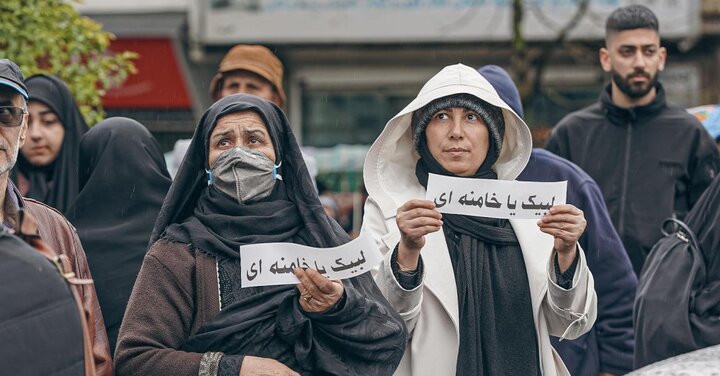 بیعت ساروی ها زیر باران با رهبر سوم انقلاب اسلامی ایران
