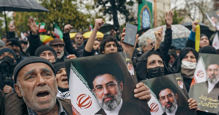 بیعت ساروی ها زیر باران با رهبر سوم انقلاب اسلامی ایران