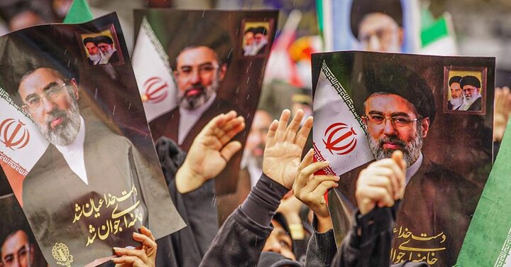 بیعت ساروی ها زیر باران با رهبر سوم انقلاب اسلامی ایران