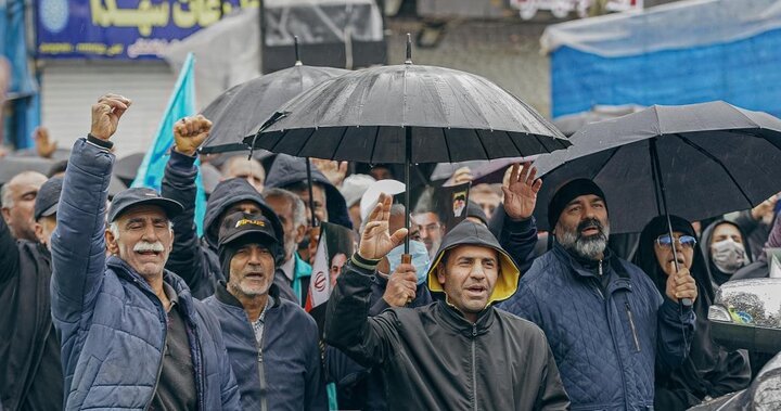 بیعت ساروی ها زیر باران با رهبر سوم انقلاب اسلامی ایران