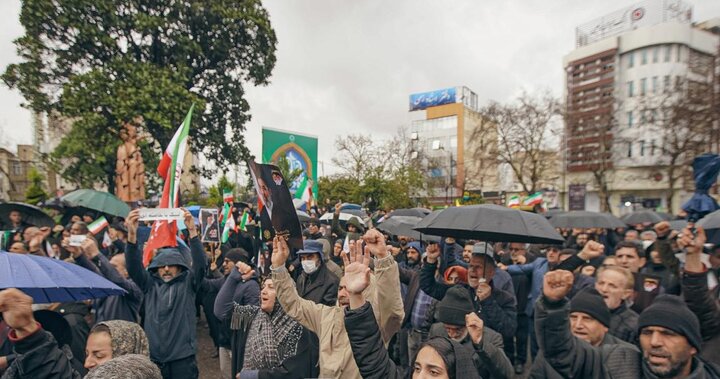 بیعت ساروی ها زیر باران با رهبر سوم انقلاب اسلامی ایران