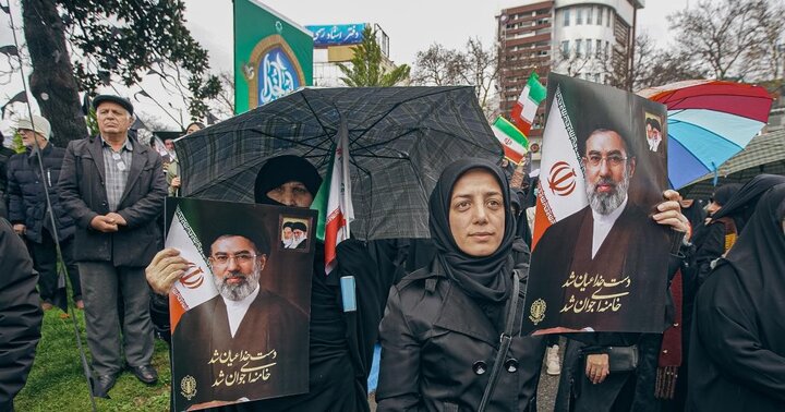 بیعت ساروی ها زیر باران با رهبر سوم انقلاب اسلامی ایران