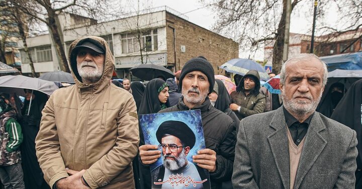 بیعت ساروی ها زیر باران با رهبر سوم انقلاب اسلامی ایران