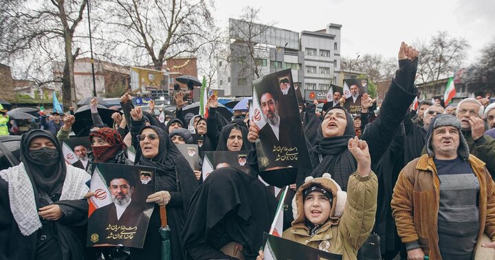 بیعت ساروی ها زیر باران با رهبر سوم انقلاب اسلامی ایران