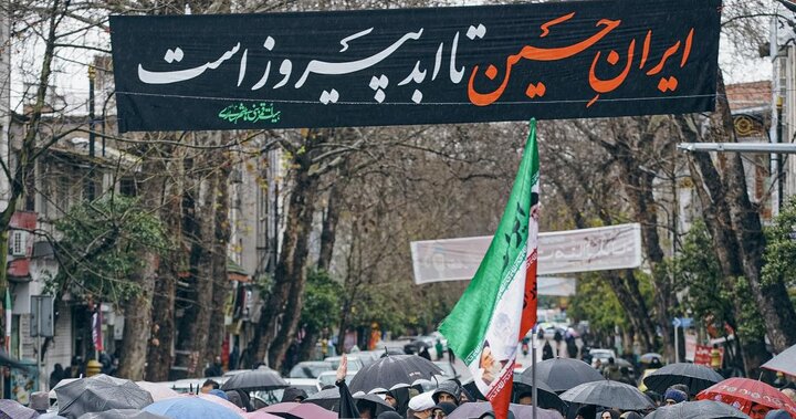 بیعت ساروی ها زیر باران با رهبر سوم انقلاب اسلامی ایران