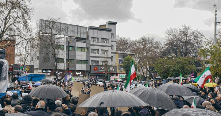 بیعت ساروی ها زیر باران با رهبر سوم انقلاب اسلامی ایران