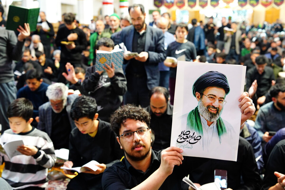 تصاویر/ حال‌وهوای زائران حرم بانوی کرامت در لحظه اعلام انتخاب سومین رهبر انقلاب