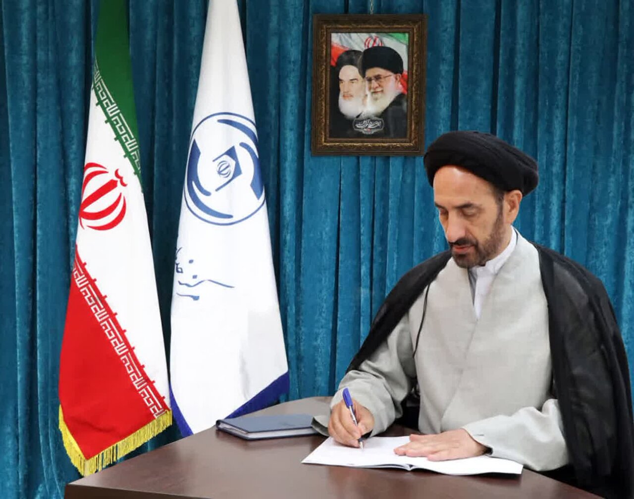 بیعت و اطاعت از حضرت آیت‌الله سیدمجتبی خامنه‌ای را بر خود فرض می‌دانیم