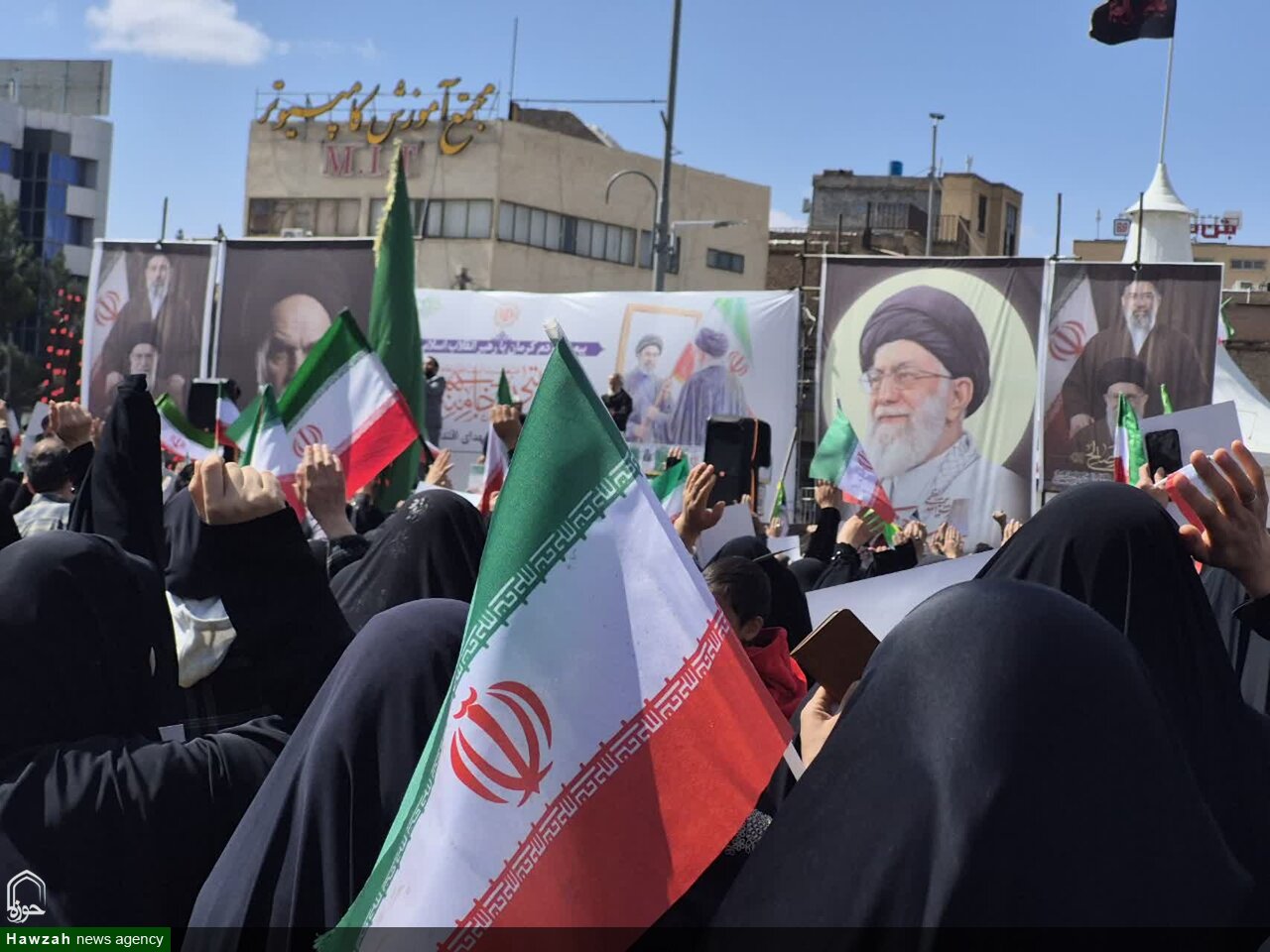 تصاویر/ بیعت با رهبر جدید انقلاب و آیین تشییع شهدای جنگ رمضان