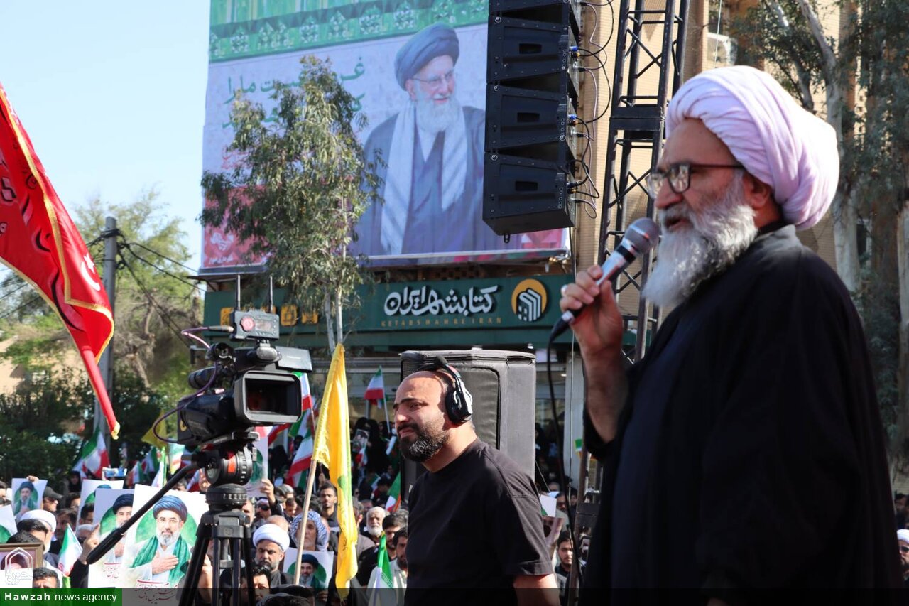 حضرت آیت‌الله خامنه‌ای، علی‌رغم میل استکبار جهانی، پرچم انقلاب را به دست گرفتند
