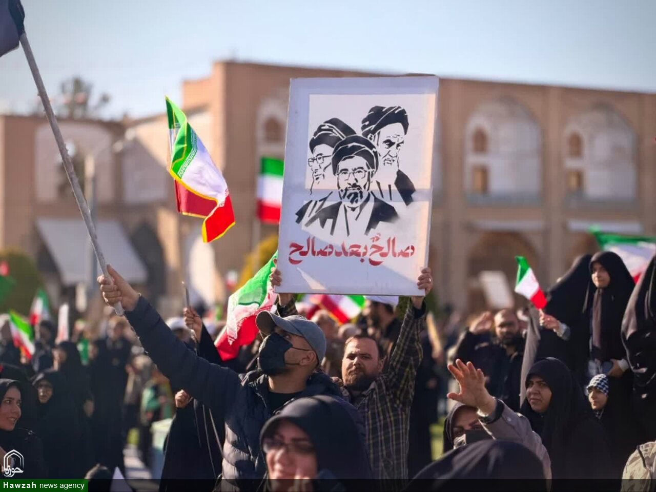 اصفهانی‌ها زیر بمباران جنگنده ها با رهبر جدید انقلاب اسلامی بیعت کردند