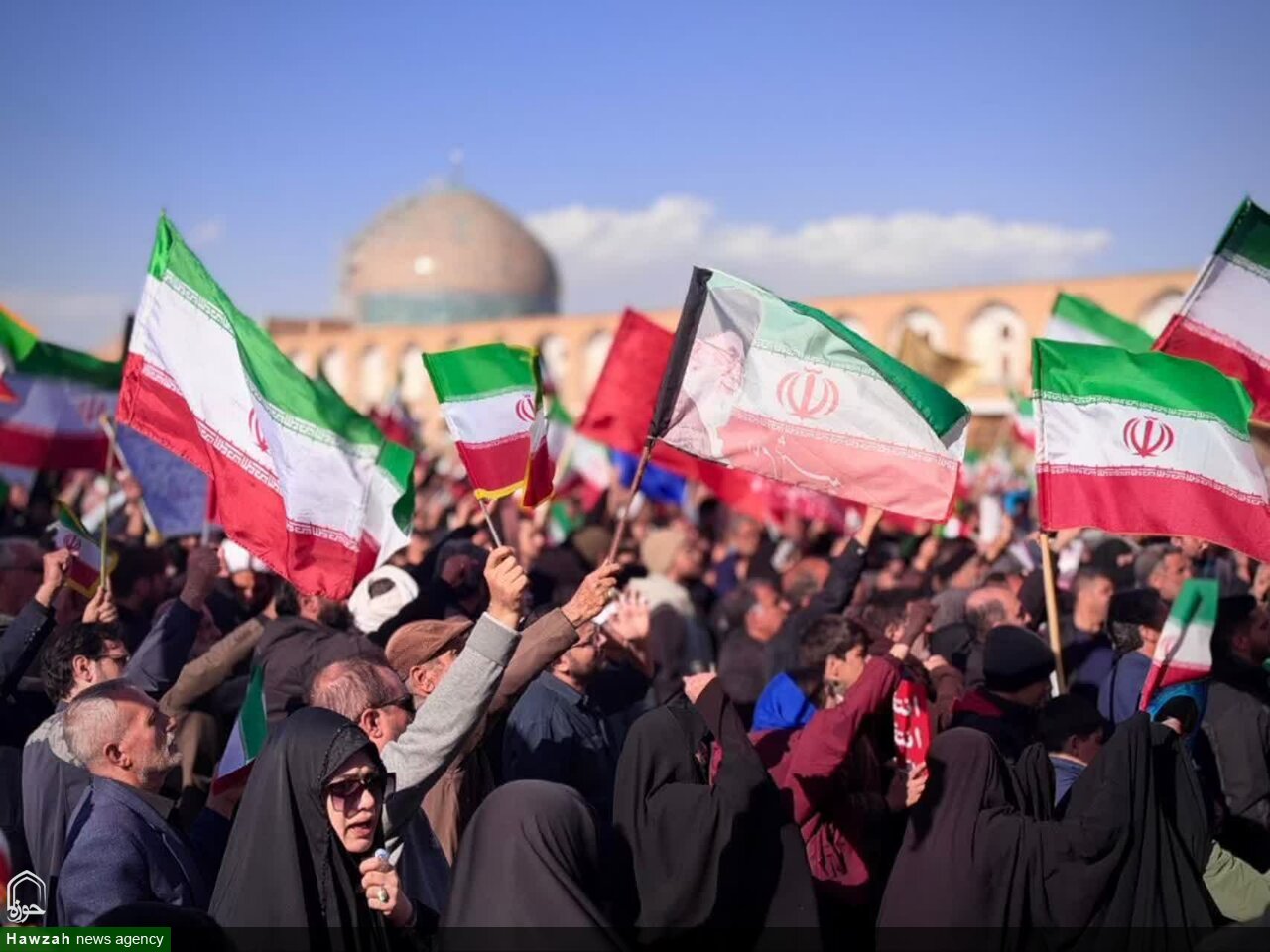 اصفهانی‌ها زیر بمباران جنگنده ها با رهبر جدید انقلاب اسلامی بیعت کردند