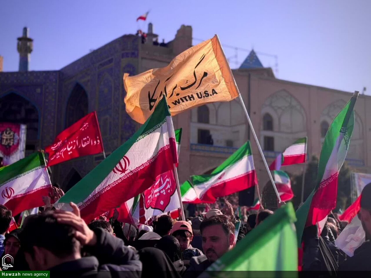 اصفهانی‌ها زیر بمباران جنگنده ها با رهبر جدید انقلاب اسلامی بیعت کردند