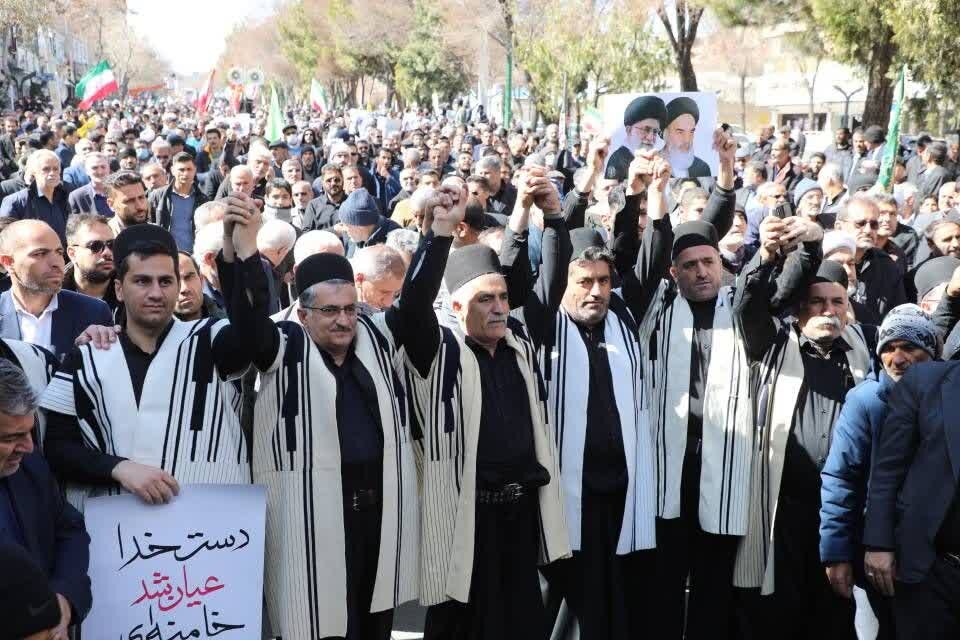 عشایر بختیاری دست بیعت با  حضرت آیت‌الله سیدمجتبی حسینی خامنه‌ای دادند