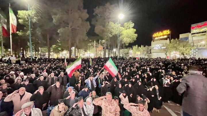 تصاویر/ بیعت مردم ابرکوه با نائب امام زمان(عج)