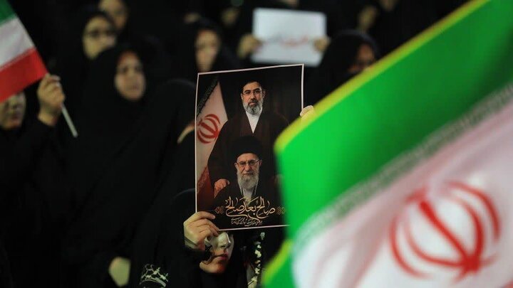 تصاویر/ بیعت عاشورایی مهریزی ها با نائب امام زمان(عج) پای نخل عزای امام حسین(ع)