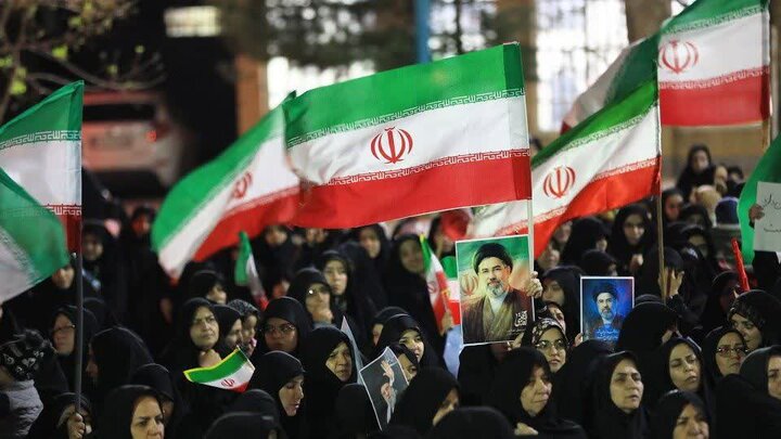 تصاویر/ بیعت عاشورایی مهریزی ها با نائب امام زمان(عج) پای نخل عزای امام حسین(ع)