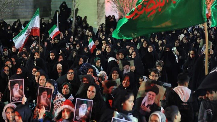 تصاویر/ بیعت عاشورایی مهریزی ها با نائب امام زمان(عج) پای نخل عزای امام حسین(ع)