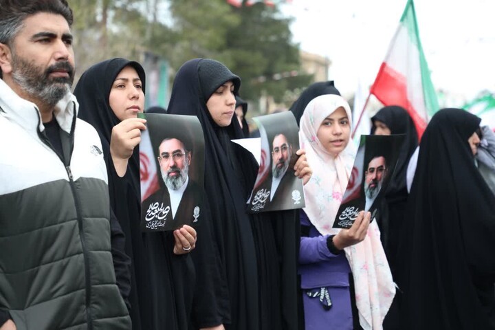 تصاویر/ اجتماع بیعت مردم ولایتمدار شهرستان سمنان با حضرت آیت‌الله سیدمجتبی خامنه‌ای