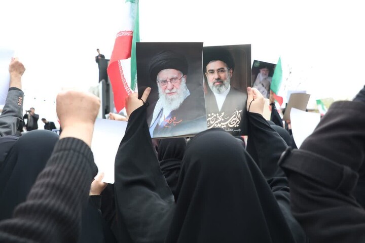 تصاویر/ اجتماع بیعت مردم ولایتمدار شهرستان سمنان با حضرت آیت‌الله سیدمجتبی خامنه‌ای