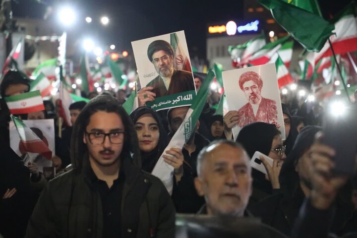 تصاویر/ نهمین شب اجتماع مردم سمنان در خون‌خواهی شهادت امام خامنه ای (رضوان الله تعالی علیه) و محکومیت جنایات آمریکا و رژیم صهیونیستی