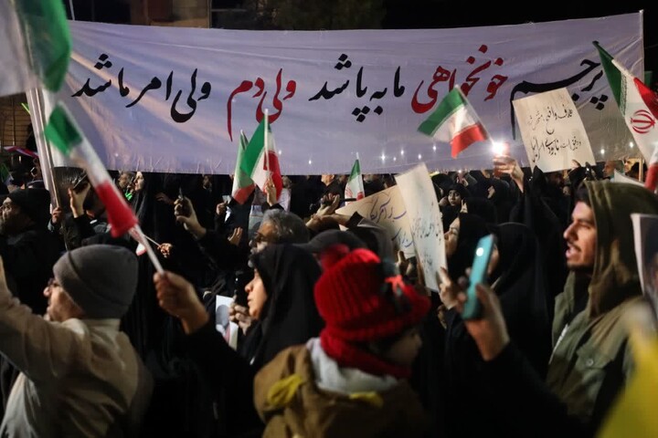 تصاویر/ نهمین شب اجتماع مردم سمنان در خون‌خواهی شهادت امام خامنه ای (رضوان الله تعالی علیه) و محکومیت جنایات آمریکا و رژیم صهیونیستی