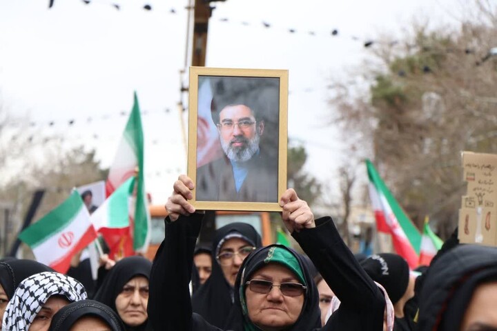 تصاویر/ دست بیعت شاهرودی‌ها با رهبر جدید امت اسلام، امام سید مجتبی خامنه‌ای