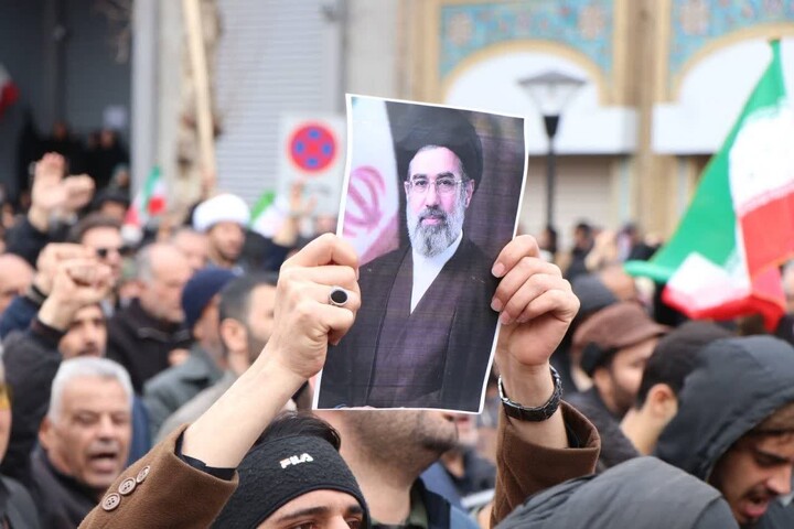 تصاویر/ دست بیعت شاهرودی‌ها با رهبر جدید امت اسلام، امام سید مجتبی خامنه‌ای