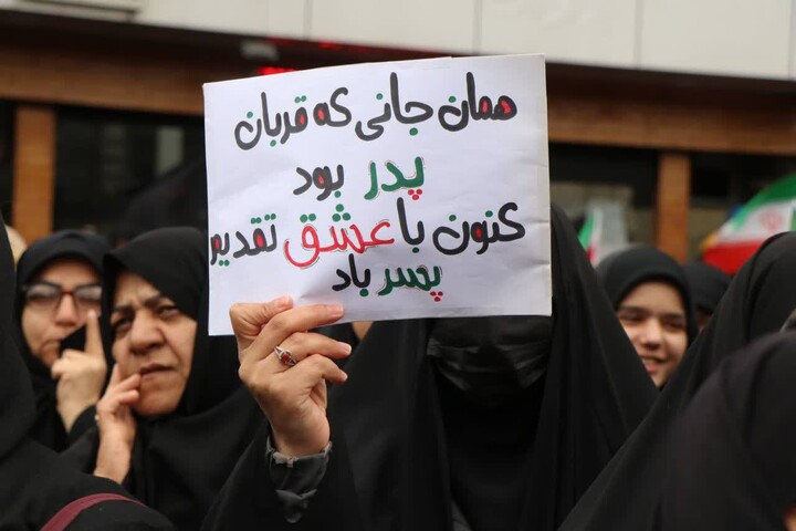 تصاویر/ دست بیعت شاهرودی‌ها با رهبر جدید امت اسلام، امام سید مجتبی خامنه‌ای
