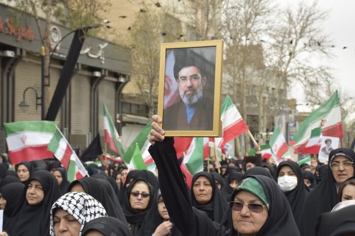 تصاویر/ دست بیعت شاهرودی‌ها با رهبر جدید امت اسلام، امام سید مجتبی خامنه‌ای
