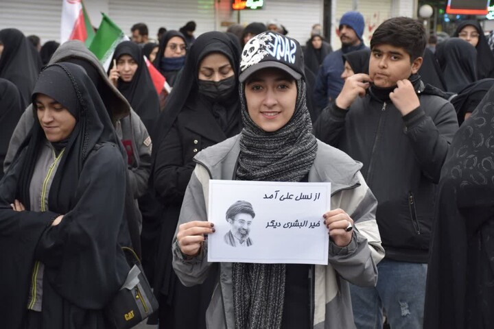 تصاویر/ دست بیعت شاهرودی‌ها با رهبر جدید امت اسلام، امام سید مجتبی خامنه‌ای
