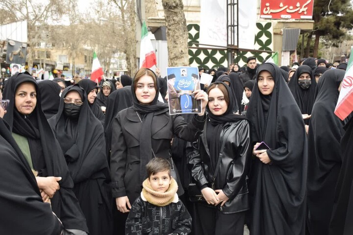 تصاویر/ دست بیعت شاهرودی‌ها با رهبر جدید امت اسلام، امام سید مجتبی خامنه‌ای