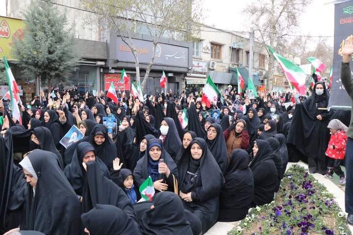 تصاویر/ دست بیعت شاهرودی‌ها با رهبر جدید امت اسلام، امام سید مجتبی خامنه‌ای