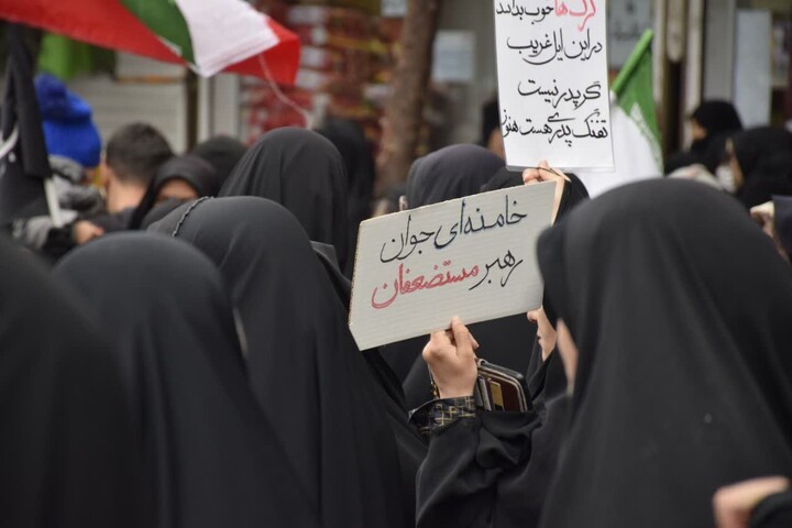 تصاویر/ دست بیعت شاهرودی‌ها با رهبر جدید امت اسلام، امام سید مجتبی خامنه‌ای