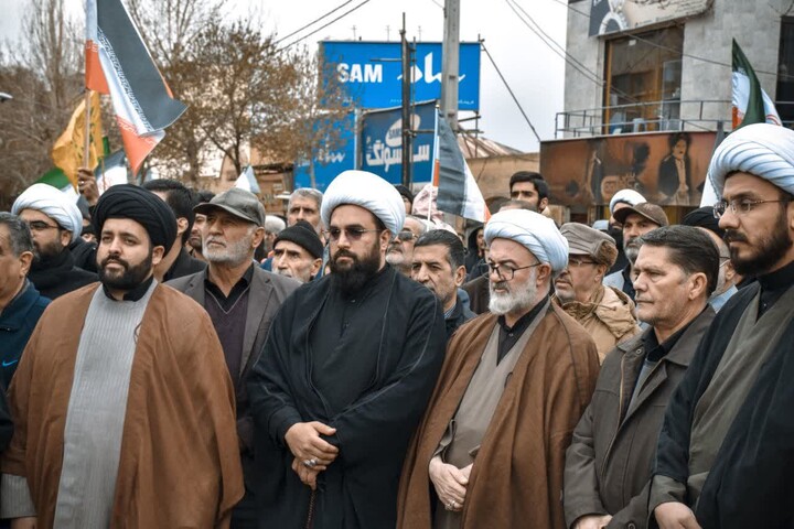 تصاویر/ دست بیعت شاهرودی‌ها با رهبر جدید امت اسلام، امام سید مجتبی خامنه‌ای