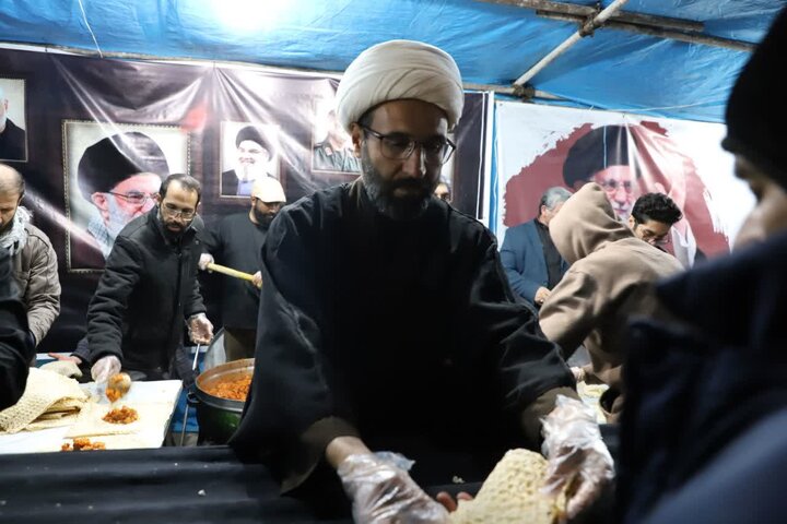 تصاویر/ خدمت رسانی موکب پیامبر اعظم مدرسه علمیه خاتم الانبیاء (ص) سنندج همزمان با بیعت مردم سنندج با آیت الله سید مجتبی خامنه‌ای