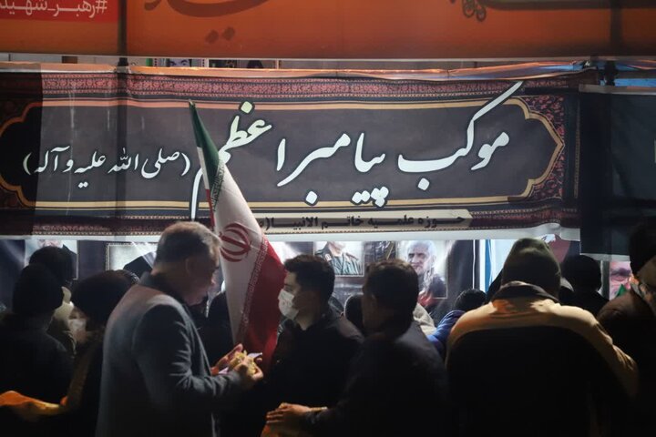 تصاویر/ خدمت رسانی موکب پیامبر اعظم مدرسه علمیه خاتم الانبیاء (ص) سنندج همزمان با بیعت مردم سنندج با آیت الله سید مجتبی خامنه‌ای