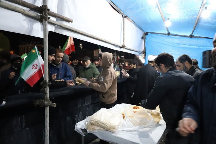 تصاویر/ خدمت رسانی موکب پیامبر اعظم مدرسه علمیه خاتم الانبیاء (ص) سنندج همزمان با بیعت مردم سنندج با آیت الله سید مجتبی خامنه‌ای