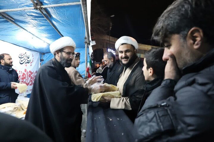 تصاویر/ خدمت رسانی موکب پیامبر اعظم مدرسه علمیه خاتم الانبیاء (ص) سنندج همزمان با بیعت مردم سنندج با آیت الله سید مجتبی خامنه‌ای
