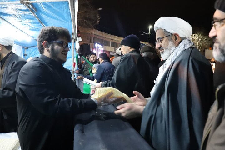 تصاویر/ خدمت رسانی موکب پیامبر اعظم مدرسه علمیه خاتم الانبیاء (ص) سنندج همزمان با بیعت مردم سنندج با آیت الله سید مجتبی خامنه‌ای