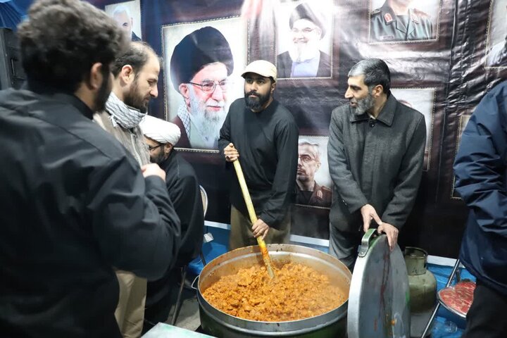 تصاویر/ خدمت رسانی موکب پیامبر اعظم مدرسه علمیه خاتم الانبیاء (ص) سنندج همزمان با بیعت مردم سنندج با آیت الله سید مجتبی خامنه‌ای
