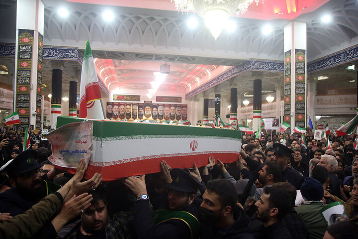 وداع با پیکر مطهر ۵ شهید حملات آمریکایی صهیونی در حرم بانوی کرامت
