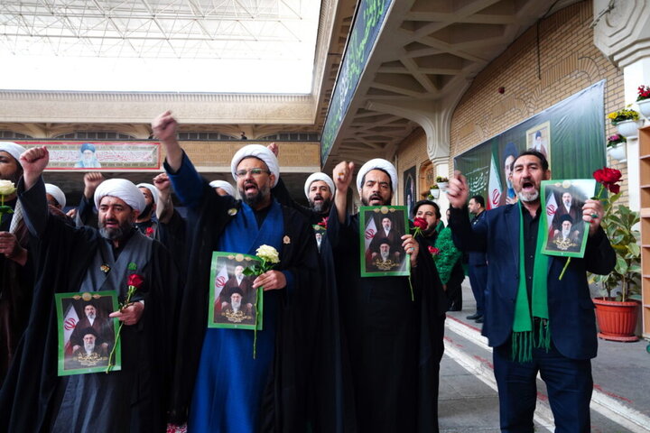 عهد بیعت خادمان حرم بانوی کرامت با سومین رهبر انقلاب