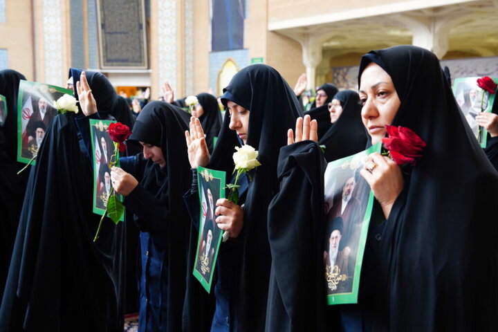 عهد بیعت خادمان حرم بانوی کرامت با سومین رهبر انقلاب