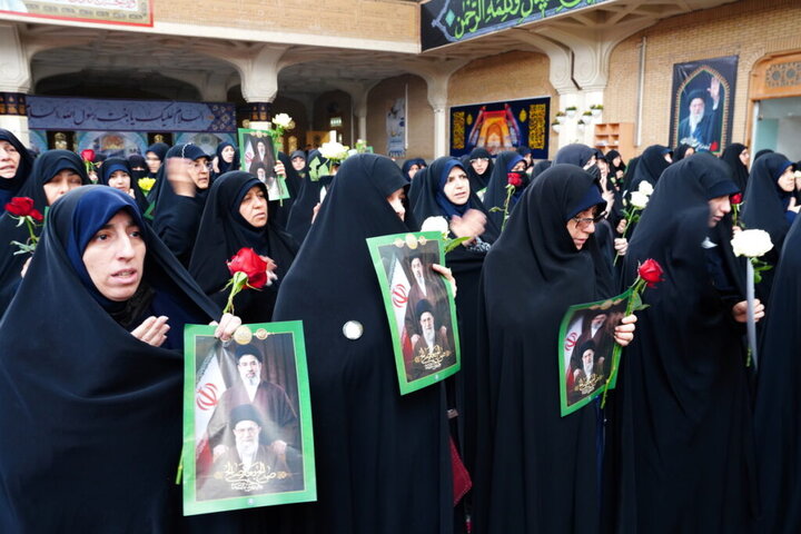 عهد بیعت خادمان حرم بانوی کرامت با سومین رهبر انقلاب