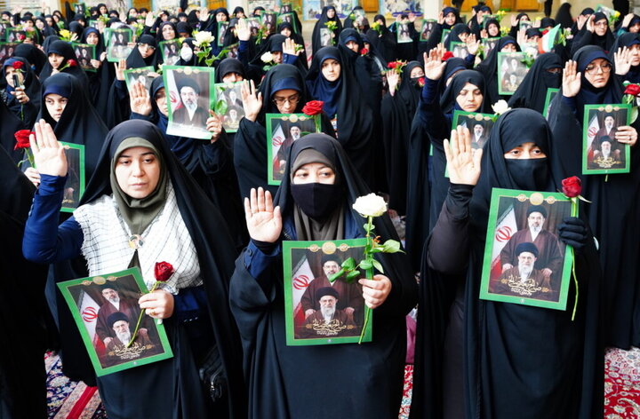 عهد بیعت خادمان حرم بانوی کرامت با سومین رهبر انقلاب