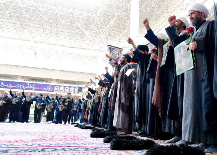 عهد بیعت خادمان حرم بانوی کرامت با سومین رهبر انقلاب