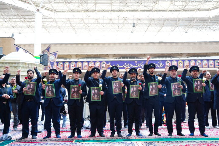 عهد بیعت خادمان حرم بانوی کرامت با سومین رهبر انقلاب