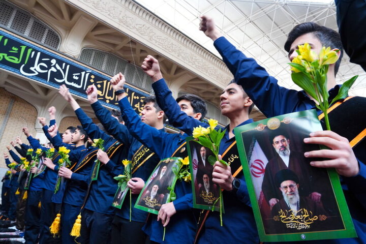 عهد بیعت خادمان حرم بانوی کرامت با سومین رهبر انقلاب